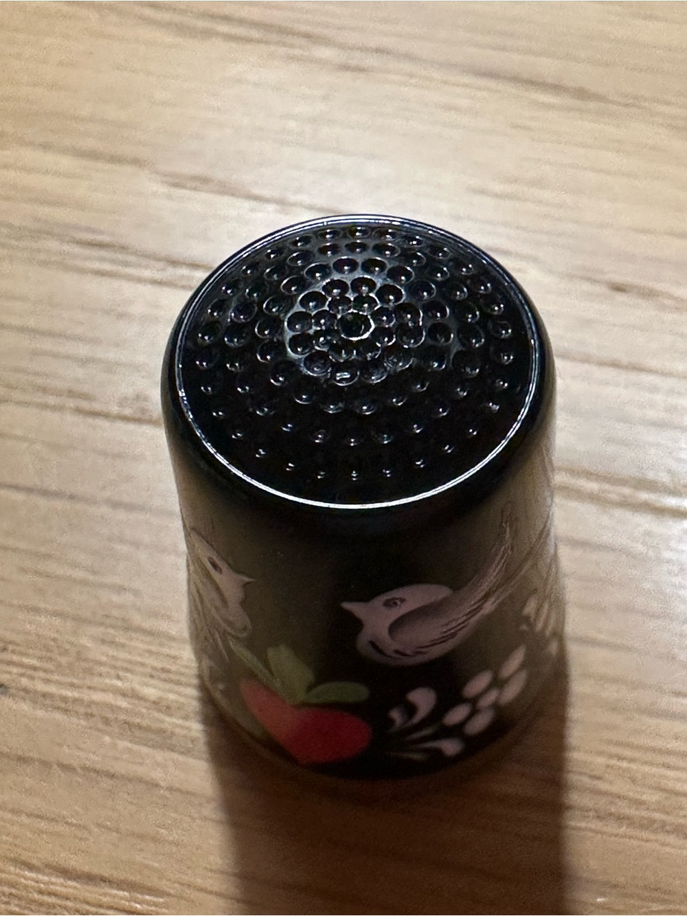 Vintage black enamel bird & heart thimble folk art floral collectible - Picture 4 of 4